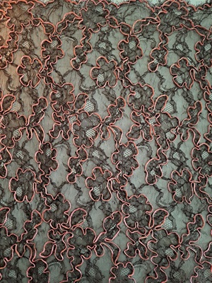 dentelle noire cordée fleurie contour corail