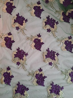 dentelle brodée violet & ivoire sur tulle vert d’eau