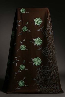 crêpe satin brodé sublimé par une broderie délicate