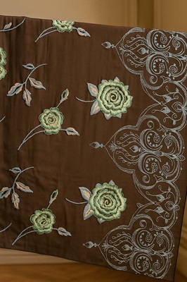 crêpe satin brodé sublimé par une broderie délicate